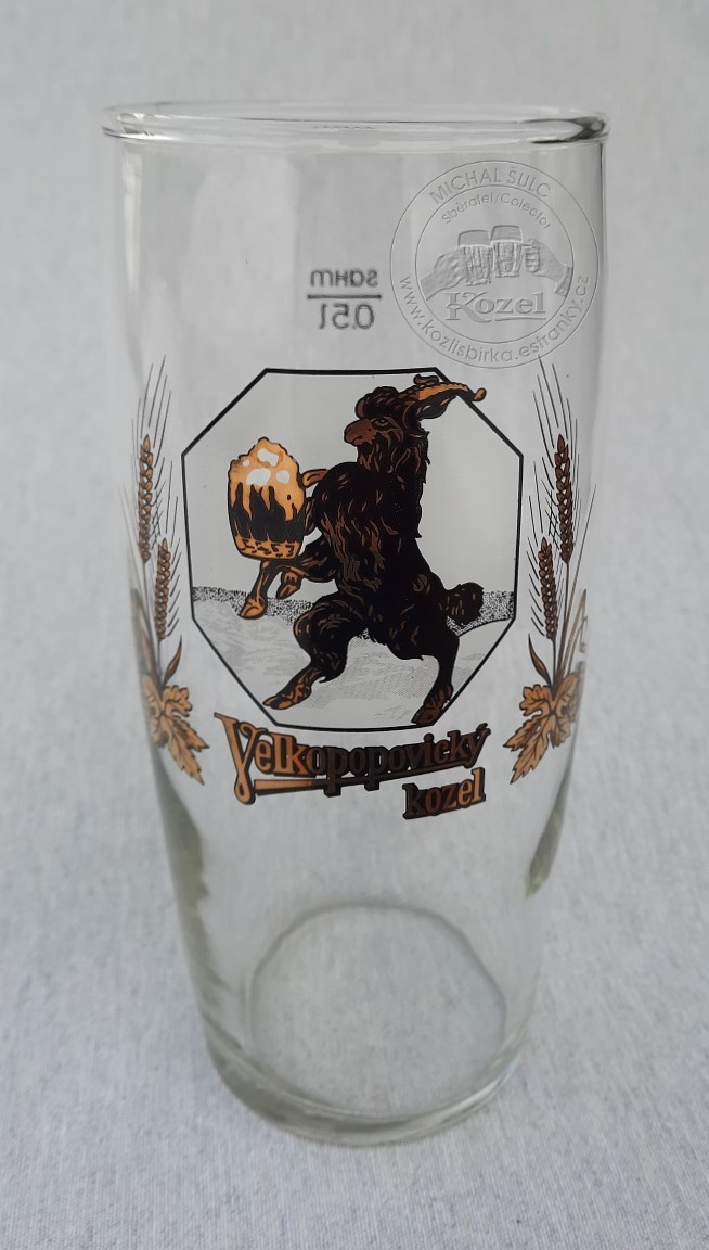 S01405 0,5L Bílé pozadí za kozlem